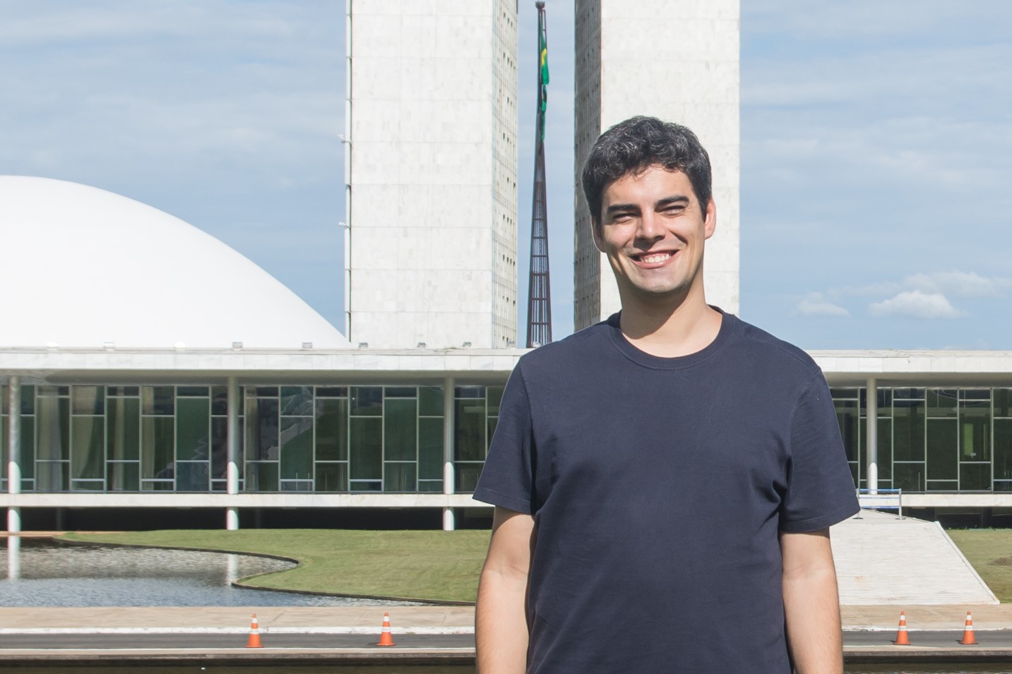 Tiago Mitraud explica a proposta de emenda para financiar alunos da rede pública em escolas privadas