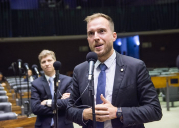 Lucas Gonzalez e Vinicius Poit protocolam PL para garantir liberdade do uso de patinetes no Brasil