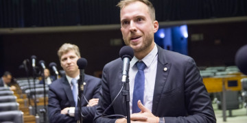 Lucas Gonzalez e Vinicius Poit protocolam PL para garantir liberdade do uso de patinetes no Brasil