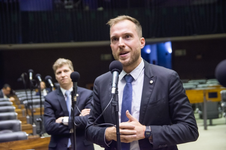 Lucas Gonzalez e Vinicius Poit protocolam PL para garantir liberdade do uso de patinetes no Brasil