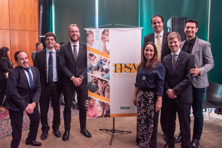 Lançada Frente Parlamentar de Combate ao Suicídio e Automutilação na Câmara dos Deputados Lançada Frente Parlamentar de Combate ao Suicídio e Automutilação na Câmara dos Deputados