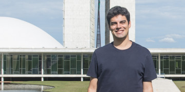 Tiago Mitraud explica a proposta de emenda para financiar alunos da rede pública em escolas privadas