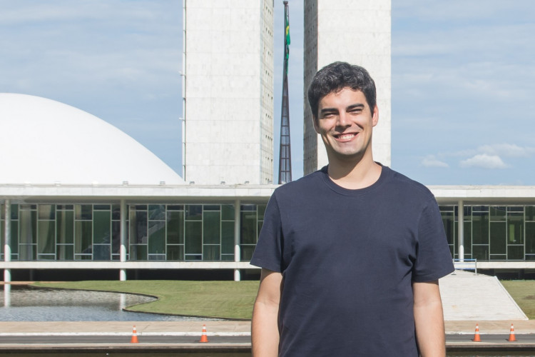 Tiago Mitraud explica a proposta de emenda para financiar alunos da rede pública em escolas privadas Tiago Mitraud explica a proposta de emenda para financiar alunos da rede pública em escolas privadas