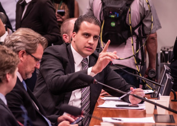 Projeto de Lucas Gonzalez que autoriza exportadores a celebrar contrato em moeda estrangeira é aprovado em comissão com relatoria de Alexis Fonteyne