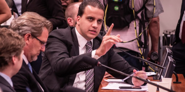 Projeto de Lucas Gonzalez que autoriza exportadores a celebrar contrato em moeda estrangeira é aprovado em comissão com relatoria de Alexis Fonteyne