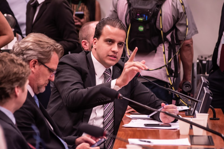 Projeto de Lucas Gonzalez que autoriza exportadores a celebrar contrato em moeda estrangeira é aprovado em comissão com relatoria de Alexis Fonteyne Projeto de Lucas Gonzalez que autoriza exportadores a celebrar contrato em moeda estrangeira é aprovado em comissão com relatoria de Alexis Fonteyne