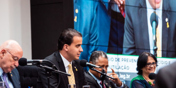 Lucas Gonzalez promove o primeiro Simpósio de Combate ao Suicídio na Câmara 