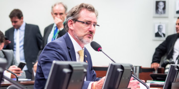 NOVO defende regulamentação tributária do Simples Nacional