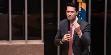 Câmara impede vacinação em massa ao proibir compra de vacina pelo setor privado