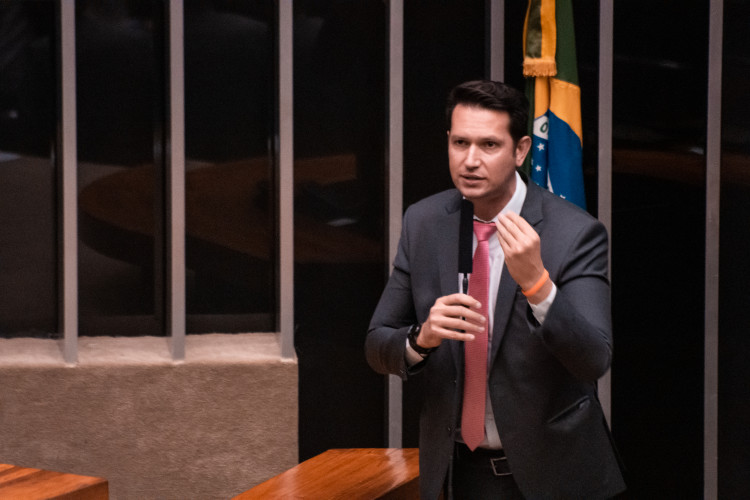 Câmara impede vacinação em massa ao proibir compra de vacina pelo setor privado Câmara impede vacinação em massa ao proibir compra de vacina pelo setor privado