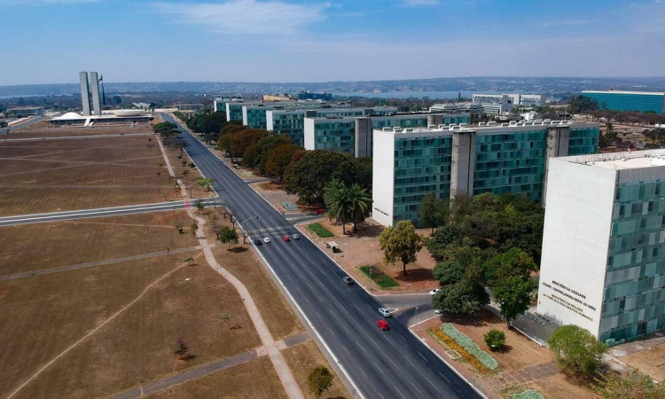 Deputados do NOVO cobram fiscalização de emendas parlamentares em ministérios Deputados do NOVO cobram fiscalização de emendas parlamentares em ministérios