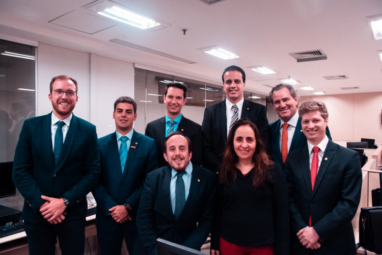 Bancada do NOVO protocola projeto que suspende a permissão para recebimento de salários acima do teto constitucional Bancada do NOVO protocola projeto que suspende a permissão para recebimento de salários acima do teto constitucional