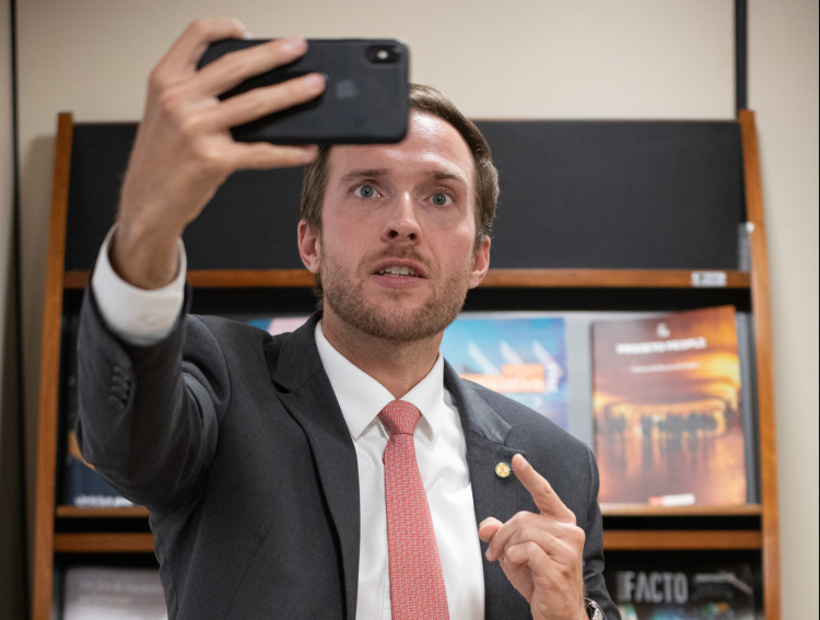 Bolsonaro divulga vídeo de deputado youtuber sobre Previdência Bolsonaro divulga vídeo de deputado youtuber sobre Previdência