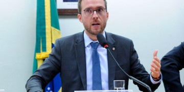 “Bolsonaro está mais preocupado em achar alguém pró-cloroquina”, diz líder do Novo