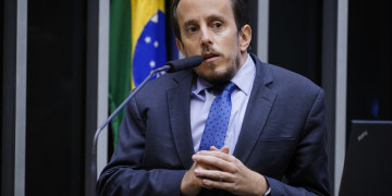 Câmara aprova texto-base da reforma do IR e tira limite de renda para declaração simplificada