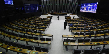 Câmara reembolsou R$ 40,4 milhões em despesas médicas a deputados nos últimos sete anos; Bolsonaro está entre os que mais gastaram Câmara reembolsou R$ 40,4 milhões em despesas médicas a deputados nos últimos sete anos; Bolsonaro está entre os que mais gastaram