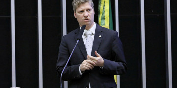 Maia dá tempo para 3 deputados contrários e 3 a favor discursarem
