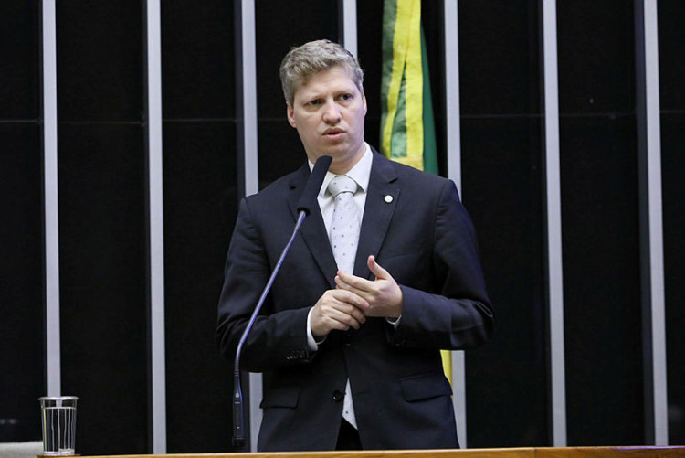 Maia dá tempo para 3 deputados contrários e 3 a favor discursarem Maia dá tempo para 3 deputados contrários e 3 a favor discursarem