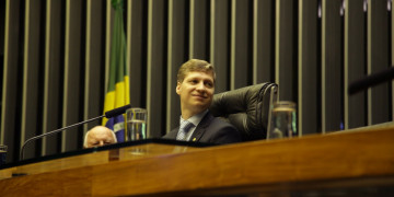 Os parlamentares que manterão gabinetes no recesso