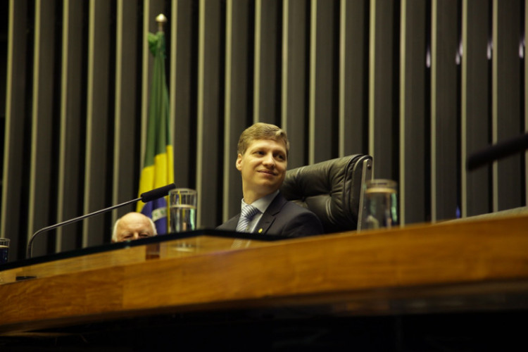 Os parlamentares que manterão gabinetes no recesso