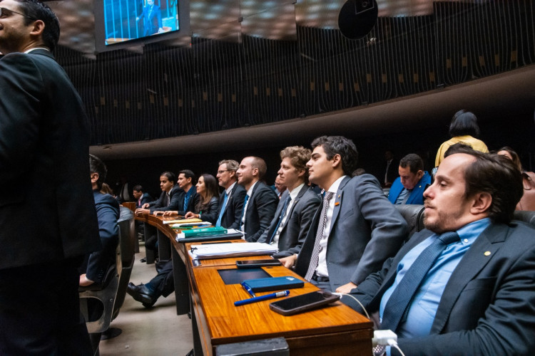 PEC dos Precatórios é aprovada, mas destaque do NOVO impede a flexibilização da Regra de Ouro PEC dos Precatórios é aprovada, mas destaque do NOVO impede a flexibilização da Regra de Ouro