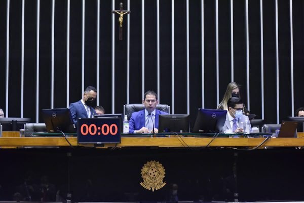 Deputados derrubam veto ao fundão eleitoral de R$ 5,7 bilhões Deputados derrubam veto ao fundão eleitoral de R$ 5,7 bilhões
