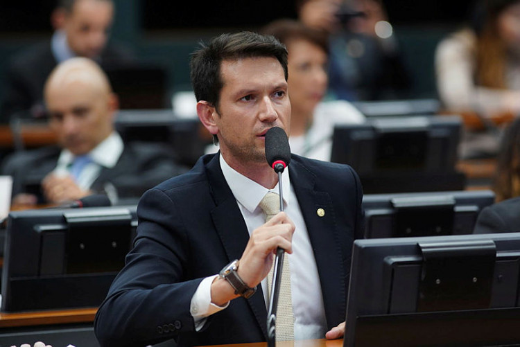 Comissão da Câmara aprova PEC que livra de punição agentes públicos que não cumprirem gastos mínimos em educação Comissão da Câmara aprova PEC que livra de punição agentes públicos que não cumprirem gastos mínimos em educação