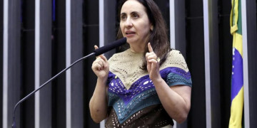 “Democracia pode ser mais barata”, diz Adriana Ventura, sobre golpe do fundão