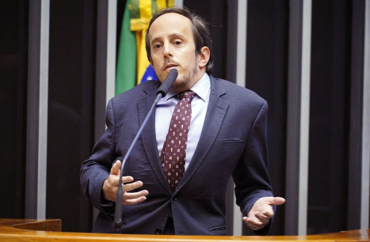 “Se todos tivessem menos recursos, o jogo eleitoral seria mais equilibrado”, diz líder do Novo “Se todos tivessem menos recursos, o jogo eleitoral seria mais equilibrado”, diz líder do Novo
