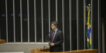 Câmara encerra votação e PEC que dispensa gasto mínimo com educação em 2020/21