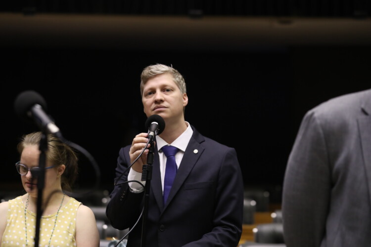 Deputados querem revogar decreto de Lula que voltou a exigir visto de 4 países Deputados querem revogar decreto de Lula que voltou a exigir visto de 4 países