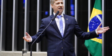 NOVO quer derrubar decisão de Lula sobre exigência de vistos