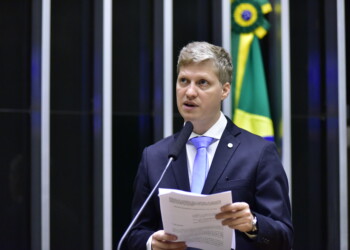 Van Hattem alerta sobre autoritarismo no Brasil