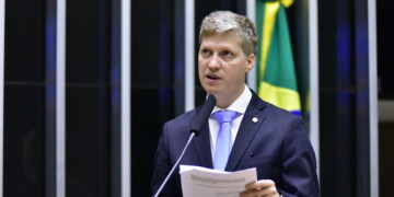 Van Hattem alerta sobre autoritarismo no Brasil