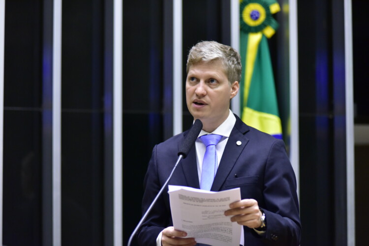 Van Hattem alerta sobre autoritarismo no Brasil