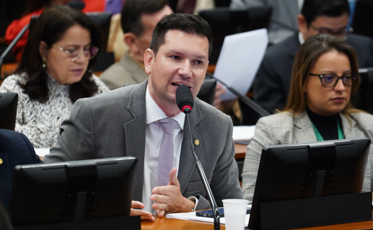 CCJ aprova projeto que dispensa registro no Detran para uso de moto em entregas