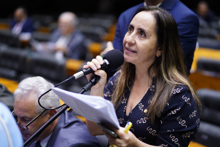 Com emenda “anti-Cuba”, MP do Mais Médicos é aprovada na Câmara Com emenda “anti-Cuba”, MP do Mais Médicos é aprovada na Câmara