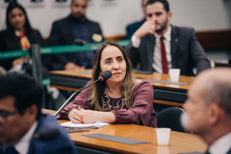 Comissão da Câmara aprova moção de repúdio à visita de Maduro ao Brasil