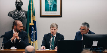 Deputado causa tumulto na Câmara ao afirmar que esquerda quer “escravizar o indígena brasileiro”