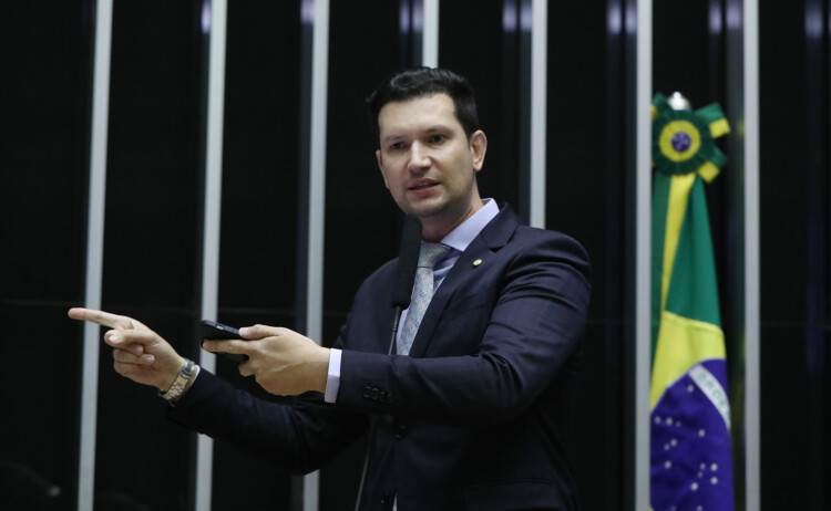“A população está pagando para promover a imagem do presidente, o que é ilegal”, diz Gilson Marques “A população está pagando para promover a imagem do presidente, o que é ilegal”, diz Gilson Marques
