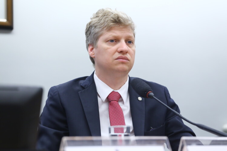 Câmara aprova projeto que altera prazos da Lei da Ficha Limpa Câmara aprova projeto que altera prazos da Lei da Ficha Limpa