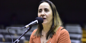 ‘Queda de braço não é boa para o país’, diz deputada sobre pressões para reforma ministerial