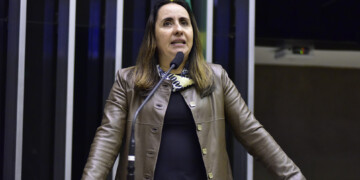 ‘Retrocesso absurdo’, diz deputada sobre minirreforma eleitoral