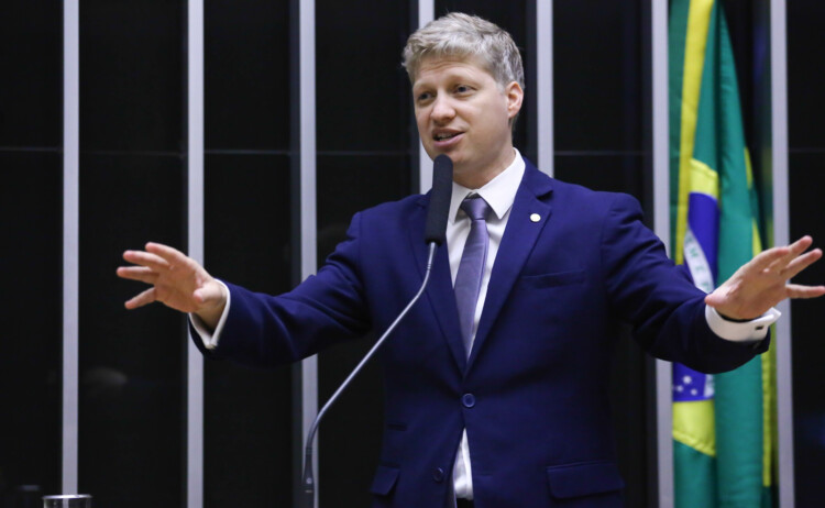 Deputados querem que Congresso analise compra de aviões presidenciais Deputados querem que Congresso analise compra de aviões presidenciais