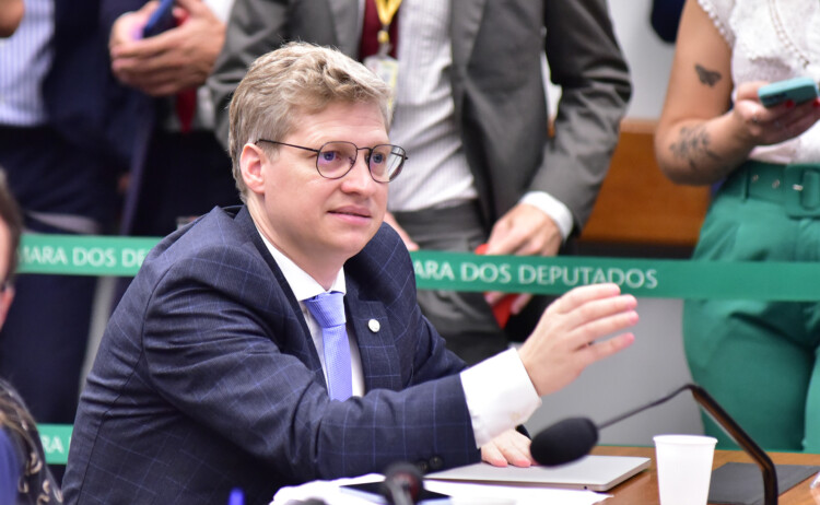 Marcel Van Hattem: “Lula é ladrão, deveria estar na cadeia não no Palácio do Planalto” Marcel Van Hattem: “Lula é ladrão, deveria estar na cadeia não no Palácio do Planalto”