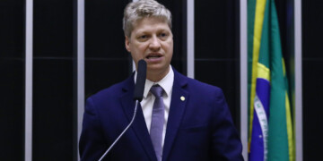 Marcel van Hattem pede urgência em projeto que impede aborto