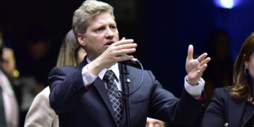 Oposição reage a líder do governo que chamou obstrução de criminosa