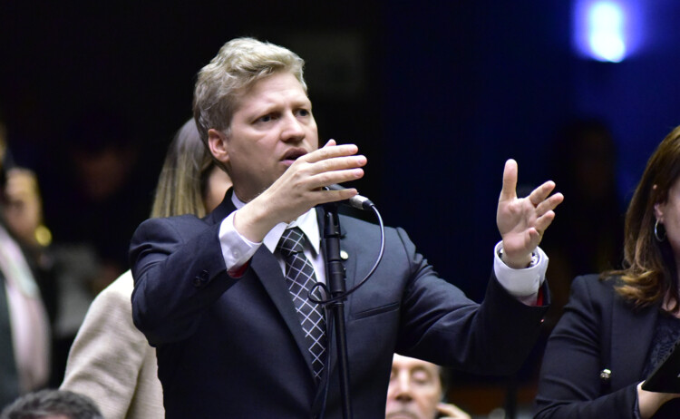 Oposição reage a líder do governo que chamou obstrução de criminosa Oposição reage a líder do governo que chamou obstrução de criminosa