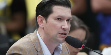 Oposição tenta emplacar projetos “anticensura” em meio à briga de Musk e Moraes