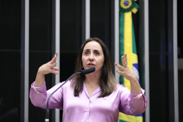 Deputada pede respeito no debate dentro das universidades Deputada pede respeito no debate dentro das universidades